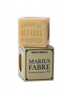 Depuis 1900 et quatre générations familiales, à Salon-de-Provence, Marius Fabre perpétue la fabrication traditionnelle du savon de Marseille, cuit en chaudron. A base d’huiles végétales, sans colorant, sans parfum et sans produit de synthèse, notre cube